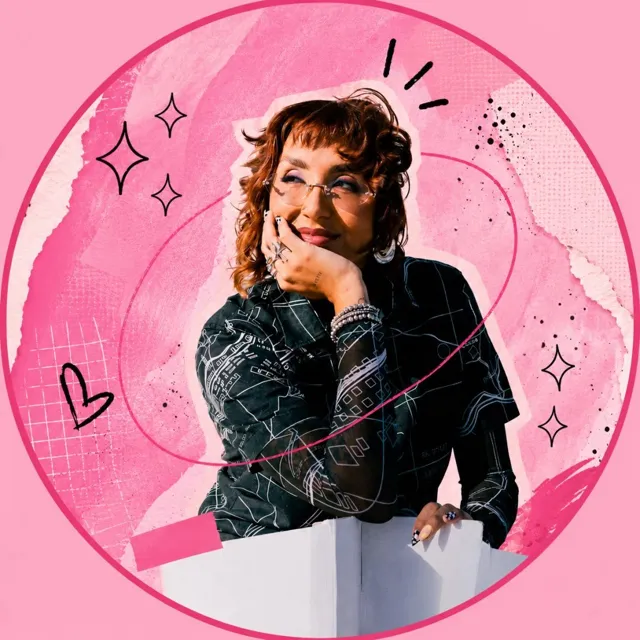 Stephanie Imbroisi sorrindo, de óculos e cabelo ruivo cacheado, em colagem rosa